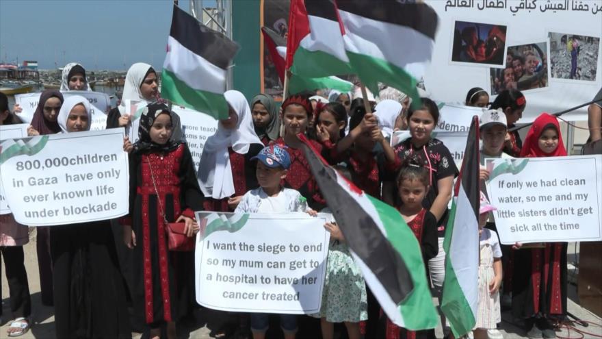 Niños palestinos protestan contra el bloqueo israelí en Gaza