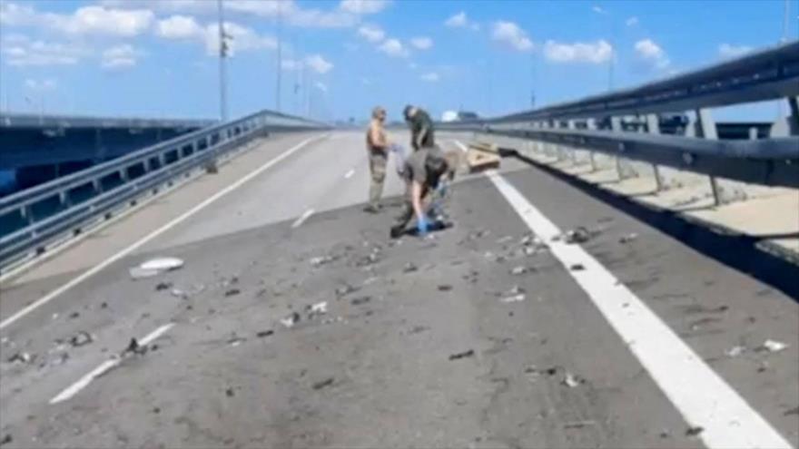 Investigadores rusos en la carretera que se inclina hacia un lado luego de un ataque al puente de Crimea, 17 de julio de 2023. (Foto: Reuters)
