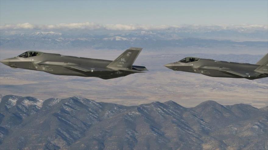 Dos aviones F-35 del Ejército de Estados Unidos en pleno vuelo en el territorio del país norteamericano. 