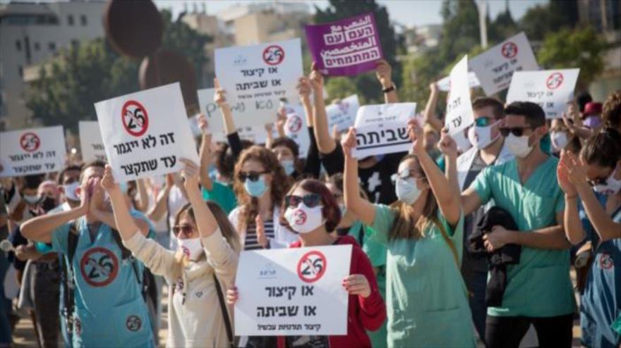 Los médicos internos se manifiestan por mejores condiciones de trabajo en Habima Plaza, Tel Aviv, el 21 de diciembre de 2020.