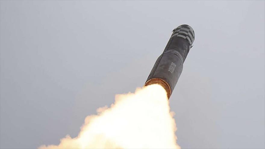 Lanzamiento de prueba de un misil balístico intercontinental Hwasong-18, en un lugar no revelado en Corea del Norte, el 12 de julio de 2023.