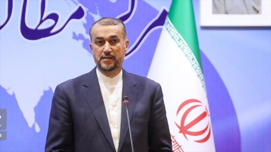 El canciller iraní, Hosein Amir Abdolahian, habla durante una conferencia de prensa conjunta con su par omaní, Teherán, 17 de julio de 2023. (Foto: Tasnim)