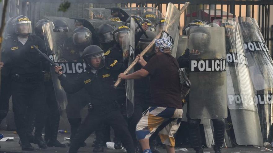 Policía Nacional de Perú reprime a manifestante en Huancavelica, 19 de Julio de 2023
