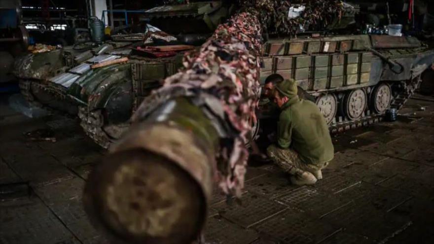 Soldados ucranianos están reparando un tanque T-64BV de la era soviética, Donetsk, Ucrania. 