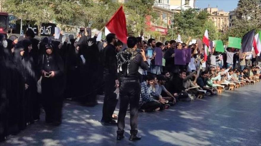 Ciudadanos iraníes se congregan frente a la embajada sueca en Teherán para condenar la profanación del Corán en Suecia, 23 de julio de 2023.