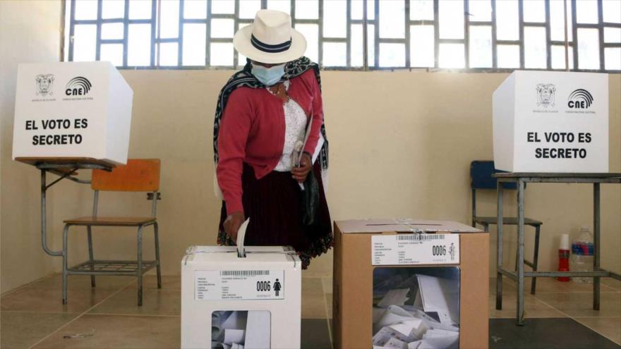 Una mujer vota en las elecciones presidenciales de Ecuador en la localidad de Cuenca, 7 de febrero de 2021.