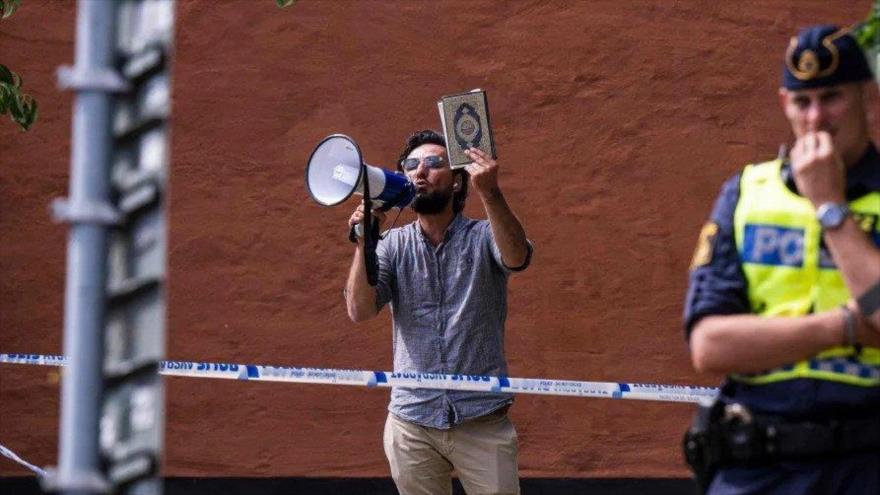 Salwan Momika, profana al libro sagrado Corán, bajo la protección de la Policía sueca, Estocolmo, 28 de junio de 2023. (Foto: AFP)