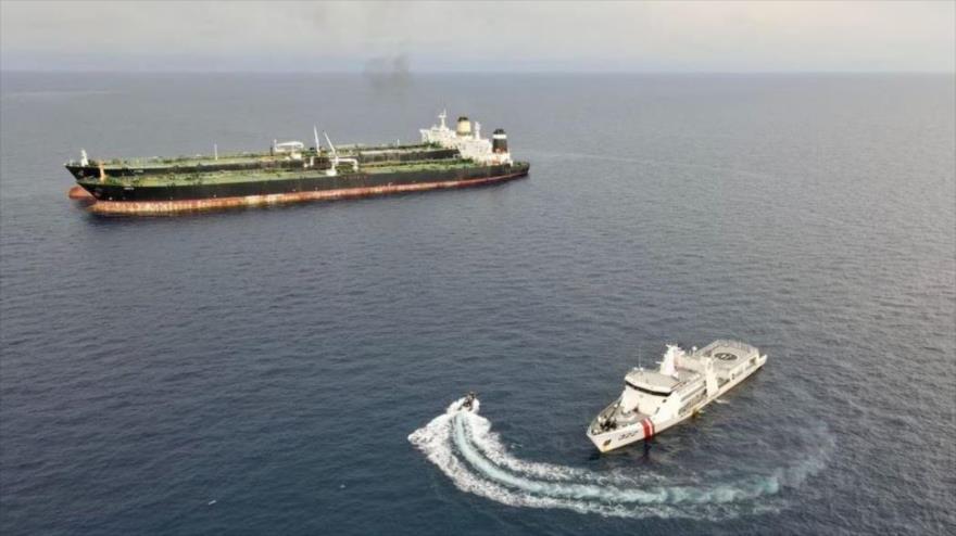 Buque patrullero de Indonesia inspecciona un petrolero de bandera iraní, MT Arman 114, cerca del Mar de Natuna, 7 de julio de 2023. (Foto: Reuters)