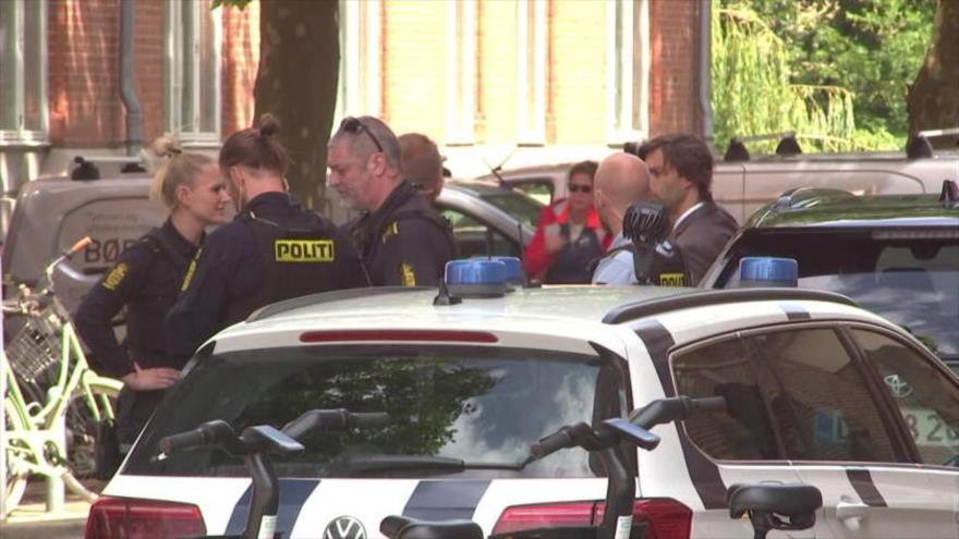 Agentes policiales congregadas frente a la embajada de Irak en Copenhague, capital danesa, donde queman el Corán y la bandera iraquí 21 de junio de 2023.