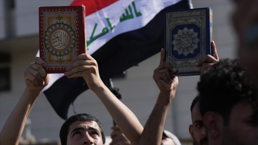 Iraquíes protestan frente a la embajada sueca en Bagdad contra blasfemia al Sagrado Corán en Suecia, 30 de julio de 2023. (Foto: AP)
