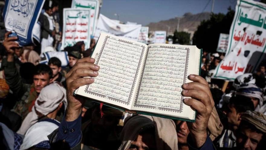 Manifestante yemení muestra un ejemplar del Corán durante una marcha. (Foto: Europa Press)