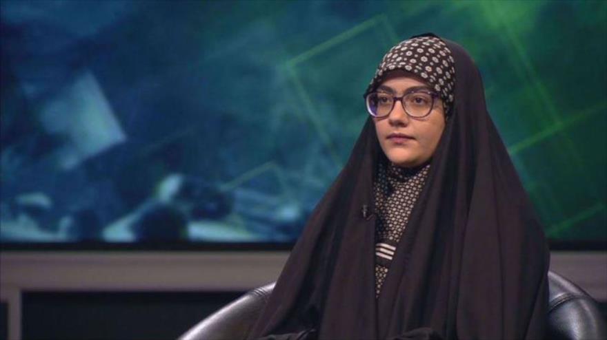 Armita, hija de Dariush Rezaineyad, habla en una entrevista con Press TV, Teherán, la capital de Irán, 23 de julio de 2023. 