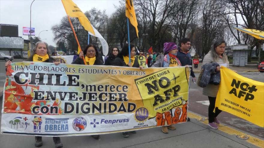 Trabajadores protestan contra sistema dictatorial de pensiones en Chile