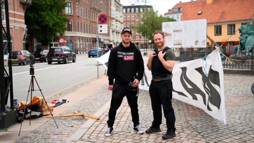 Dos miembros del grupo Danske Patrioter que quemaron Corán frente a la embajada iraquí en Copenhague, Dinamarca, 24 de julio de 2023. (Foto: Reuters)