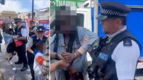 Policía británica golpea y arresta violentamente a mujer frente a su hijo