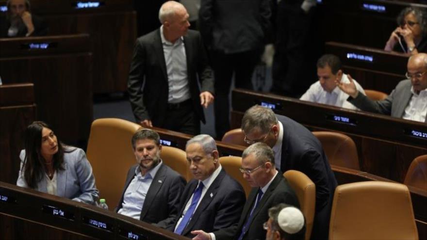 El primer ministro israelí, Benjamín Netanyahu, primera fila tercero desde la izquierda, asiste a una sesión del parlamento, 24 de julio de 2023.