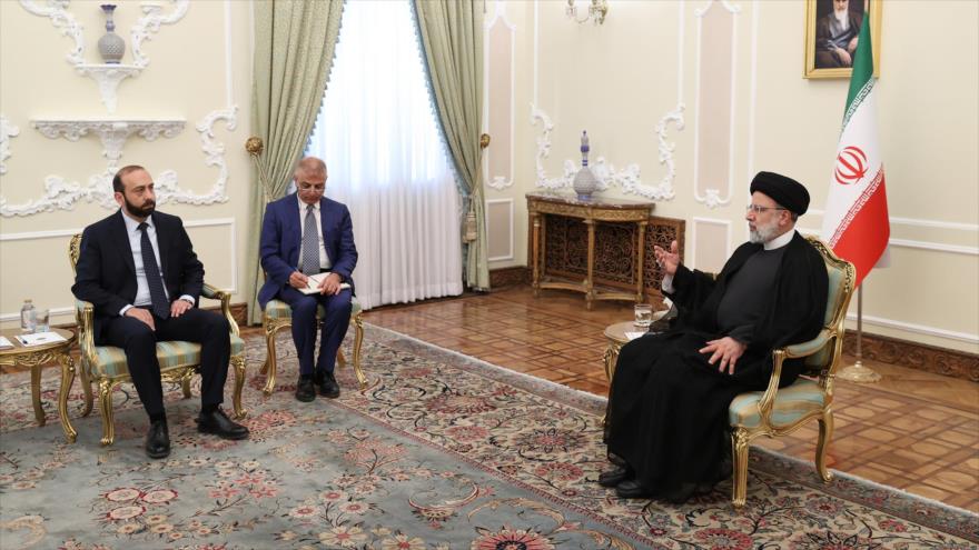 El presidente iraní, Ebrahim Raisi (dcha.), reunido con el canciller armenio, Ararat Mirzoyan, en Teherán, 24 de julio de 2023. (Foto: President.ir)
