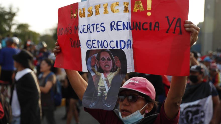 Peruanos durante una protesta contra la presidenta Dina Boluarte piden su renuncia.