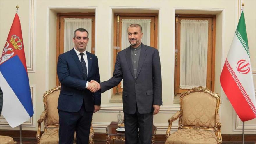 El canciller de Irán, Hosein Amir Abdolahian (drcha.), se reúne con el presidente del Parlamento de Serbia, Vladimir Orlić, Teherán, 24 de julio de 2023.