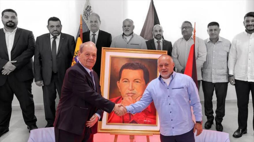 El diputado venezolano, Diosdado Cabello (drcha..), saluda al presidente del Consejo Nacional Palestino, Rawhi Fattouh. Caracas, 24 de julio de 2023.