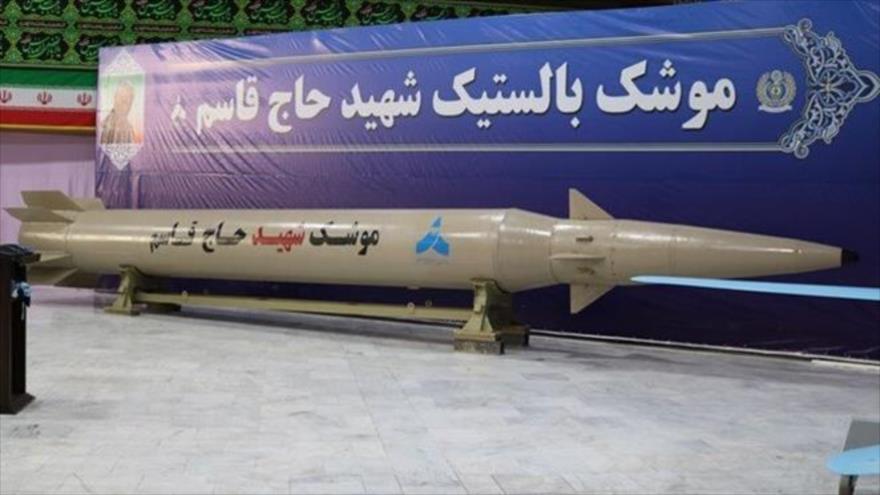 Un misil balístico ‘Hach Qasem’, de fabricación iraní, presentado durante una ceremonia. 