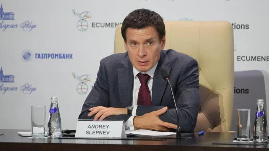 El ministro de Comercio de la la Unión Económica Euroasiática (UEE), Andréi Slepnev, durante una reunión laboral.