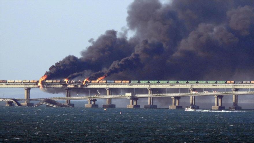 Una vista muestra un incendio en el puente de Kerch, Crimea, tras un ataque.