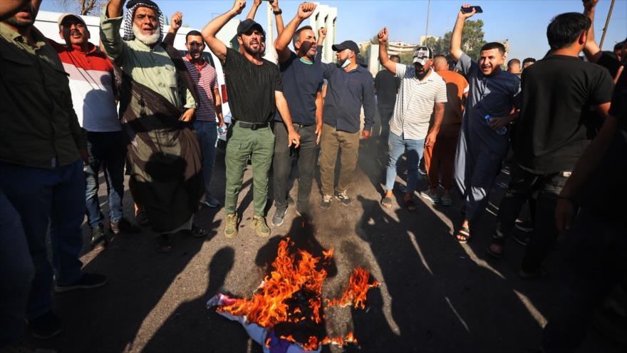 Los iraquíes protestan en Bagdad contra la profanación del Corán. 