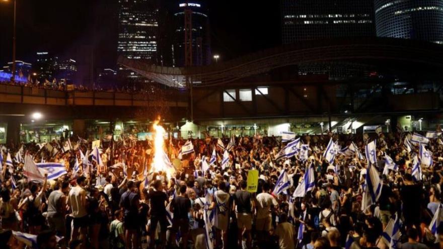Manifestantes israelíes bloquean una autopista en Tel Aviv, en los territorios ocupados palestinos, 24 de julio de 2023. (Foto: Reuters)