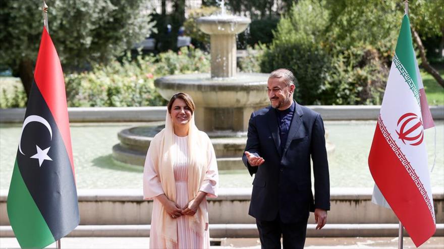 El canciller iraní, Hosein Amir Abdolahian, recibe en Teherán (capital iraní) a su par libia, Najla Mangoush, 25 de julio de 2023. (Foto: IRNA)