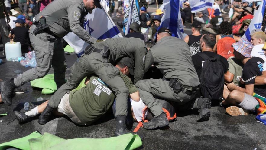 La policía israelí se enfrenta a los manifestantes durante una protesta contra la reforma judicial en Al-Quds, 24 de julio de 2023. (Foto: AP)