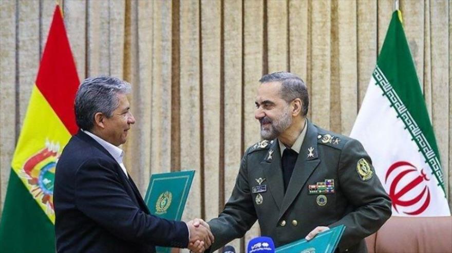 Ministros de Defensa de Irán (dcha.) y de Bolivia durante la ceremonia de la firma del acuerdo de cooperación en Teherán, capital persa, 20 de julio de 2023.