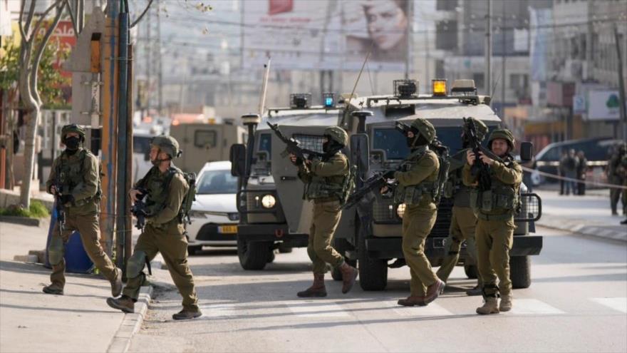 Soldados israelíes toman posiciones durante un asalto a la localidad palestina de Hawara, cerca de Nablus, 26 de febrero de 2023. (Foto: AP)