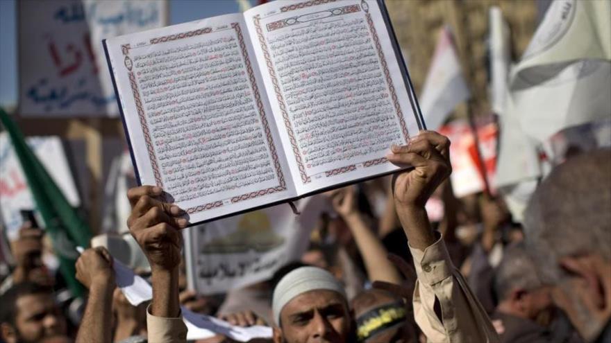 Un musulmán egipcio sostiene el Corán durante un mitin en la plaza Tahrir de El Cairo, la capital de Egipto.