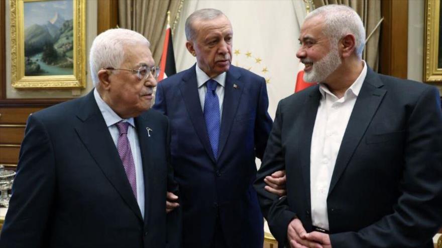 Presidente turco, Recep Tayyip Erdogan (c); el jefe de HAMAS, Ismail Haniya (dcha.), y el presidente de la ANP, Mahmud Abás, en Ankara, Turquía, 26 de julio de 2023.