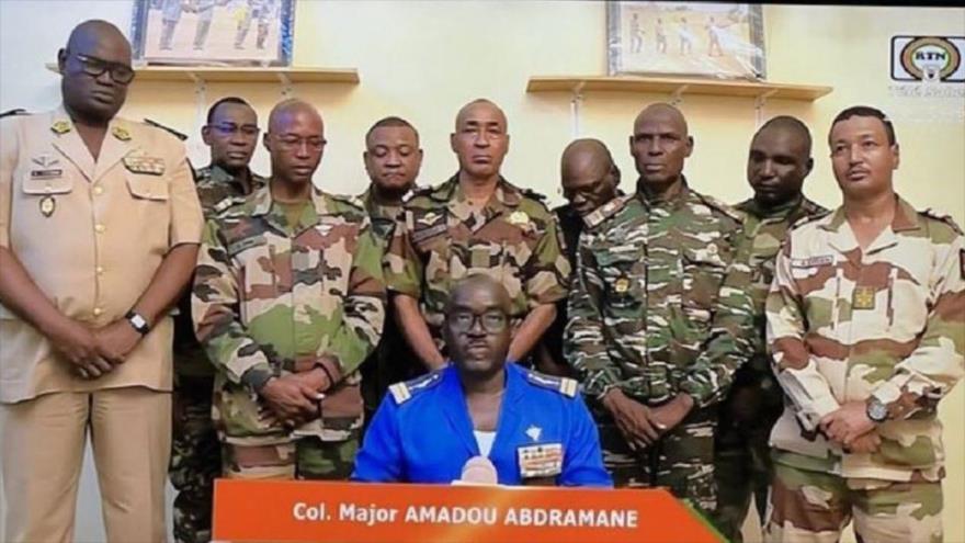 El coronel-mayor Amadou Abdramane, rodeado de uniformados anuncia el derrocamiento del Gobierno de Mohamed Bazoum, Niamey, Níger, 26 de julio de 2023.