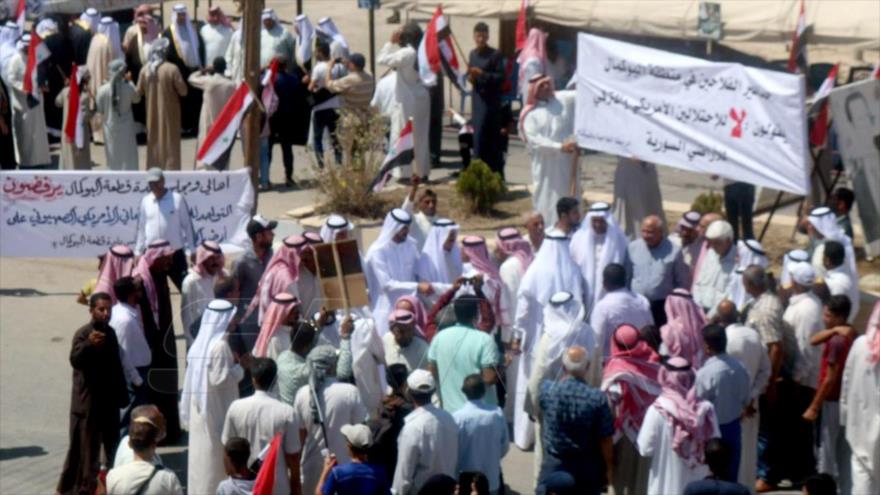 Sirios protestan en la provincia oriental de Deir Ezzor contra la presencia ilegal de EE.UU., 27 de julio de 2023. (Foto: SANA)