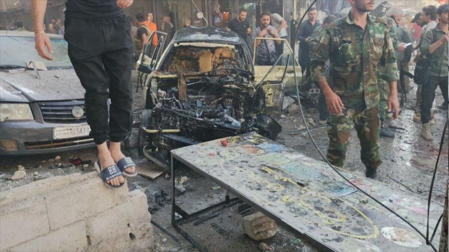 En las imágenes se ve un vehículo quemado y daños a las propiedades privadas causados por la explosión.