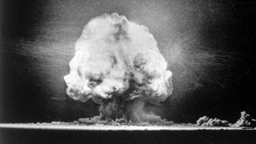 La nube de hongo emitida tras el primer ensayo nuclear de EE.UU. en Nuevo México, 16 de julio de 1945.