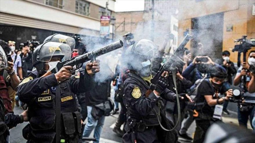 La Policía Nacional de Perú reprime a un grupo de manifestantes.