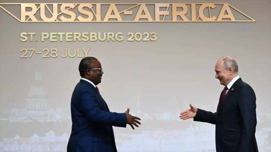 El presidente ruso, Vladimir Putin (dcha.), saluda a su homólogo de Guinea Bissau, Umaro Sissoco Embaló.