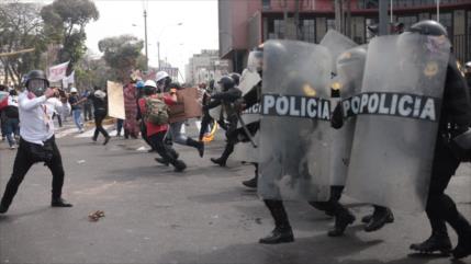 Policía peruana reprime a manifestantes durante discurso de Boluarte