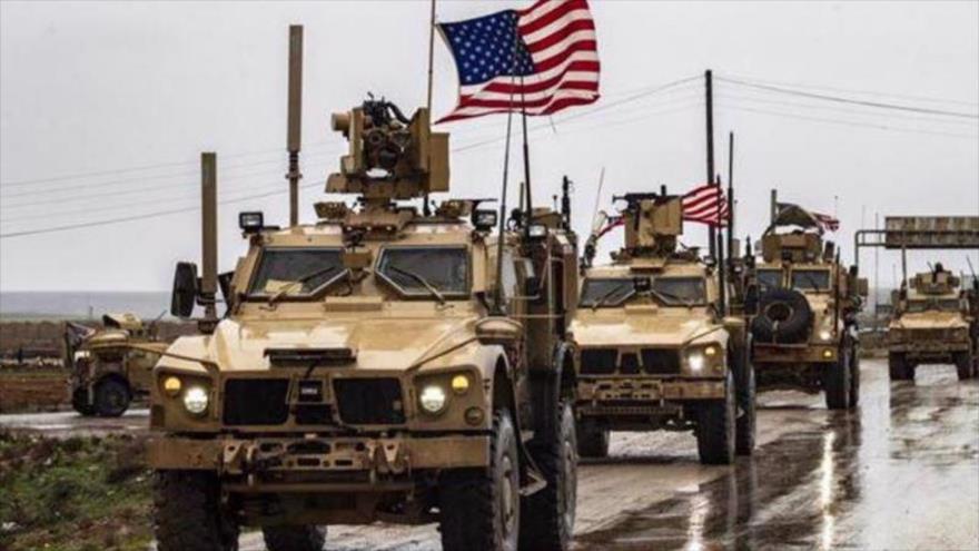 Las fuerzas estadounidenses patrullan la autopista M4 en la ciudad de Tal Tamr en la provincia nororiental de Al-Hasaka, Siria.