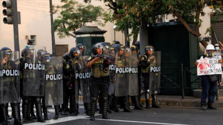 Oficiales de policía operan durante una marcha contra el gobierno de la presidenta de Perú, Dina Boluarte, en Lima, Perú, 9 de febrero de 2023.