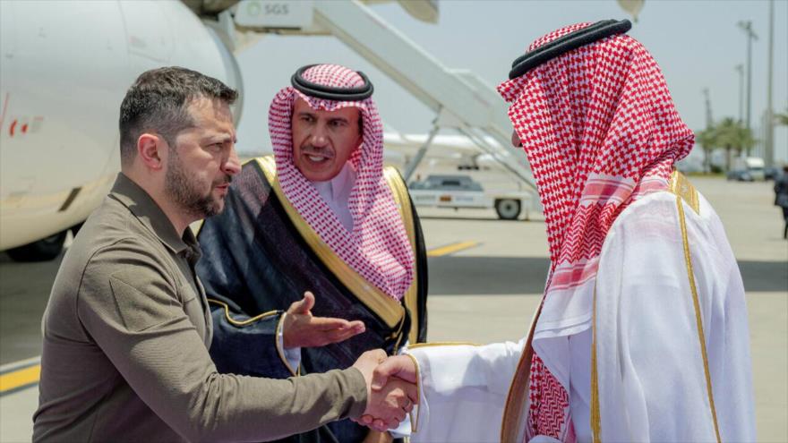 Presidente de Ucrania, Volodímir Zelenski, (izda.) visita Yeda, Arabia Saudí, 19 de mayo de 2023.