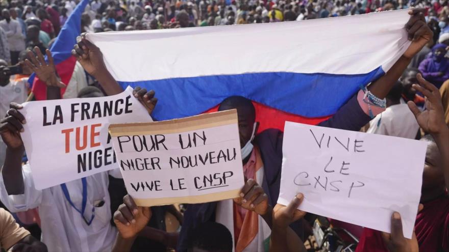 Nigerinos atacan embajada de Francia con gritos de “¡Viva Putin!”