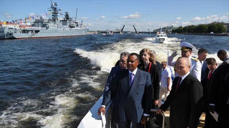 El presidente ruso, Vladímir Putin (dcha.) navega en un barco durante un desfile anual del Día de la Armada en San Petersburgo, 30 de julio de 2023. 