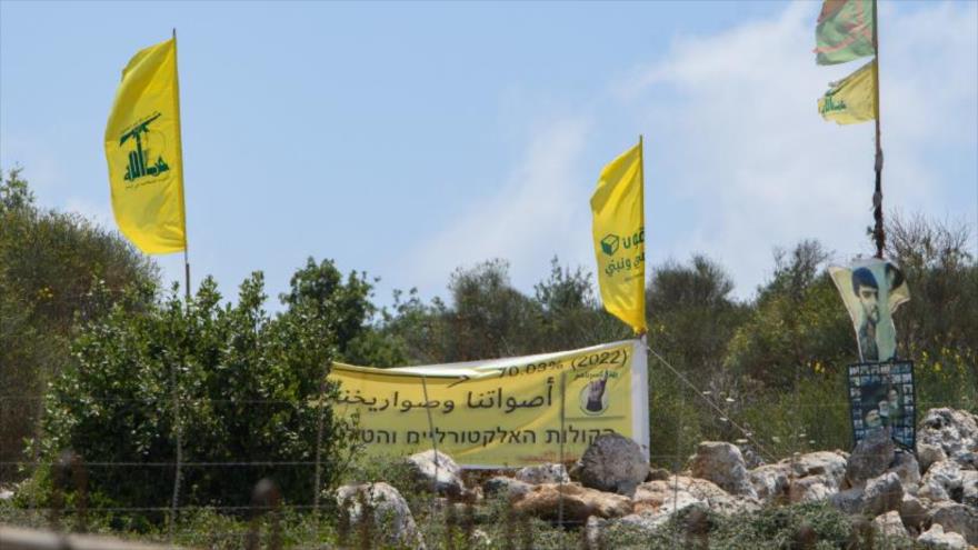 Banderas de Hezbolá en la frontera entre Líbano y territorios ocupados por Israel, 03 de julio de 2022.