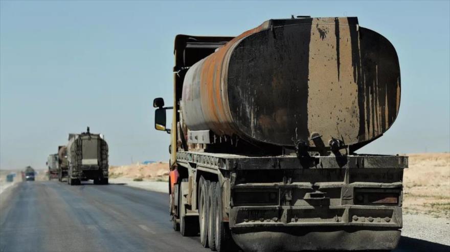 Varios camiones cisternas transfieren petróleo sirio extraido de los yacimientos en Al-Hasaka.