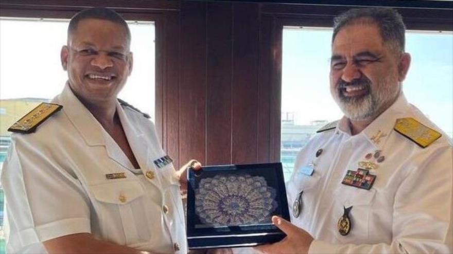 El comandante de la Armada iraní, Shahram Iraní (derecha), le da la mano al jefe de la Armada de Sudáfrica, el vicealmirante Monde Lobese, 30 de julio de 2023.